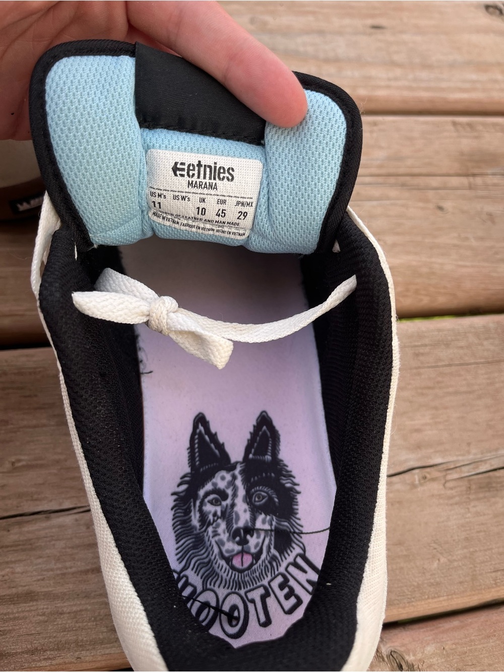 Etnies Men's White Suede Sneakers with Gum Sole